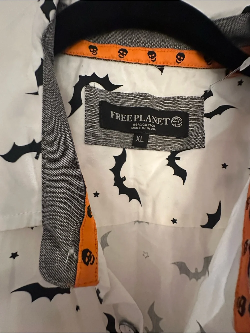 Free Planet White Short-Sleeve Button-Up Shirt with Black Bat Print Spooky